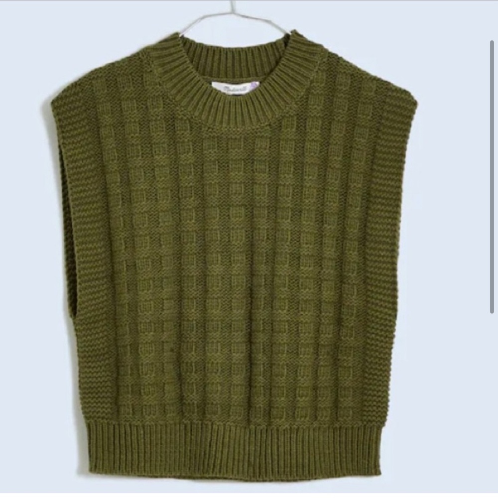 ISO Madewell Checkered-Stitch Wedge
Sweater Vest in desert olive green sS